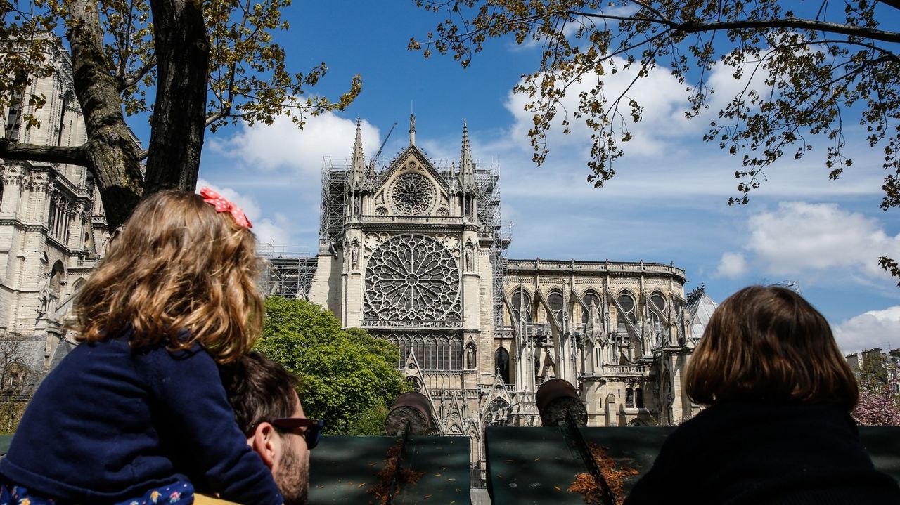 Zeichen der Solidarität mit Notre Dame de Paris
