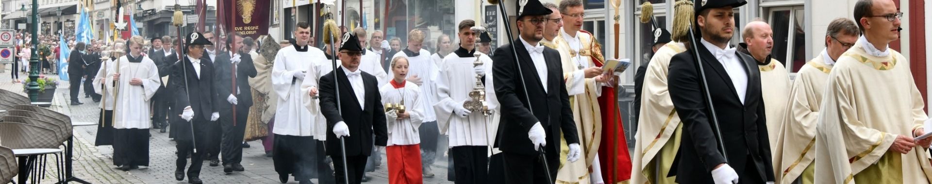 Katholiken feierten Fronleichnam - Prozession durch Fuldaer Innenstadt mit vier Altären - Bischof Gerber predigte im Fuldaer Dom