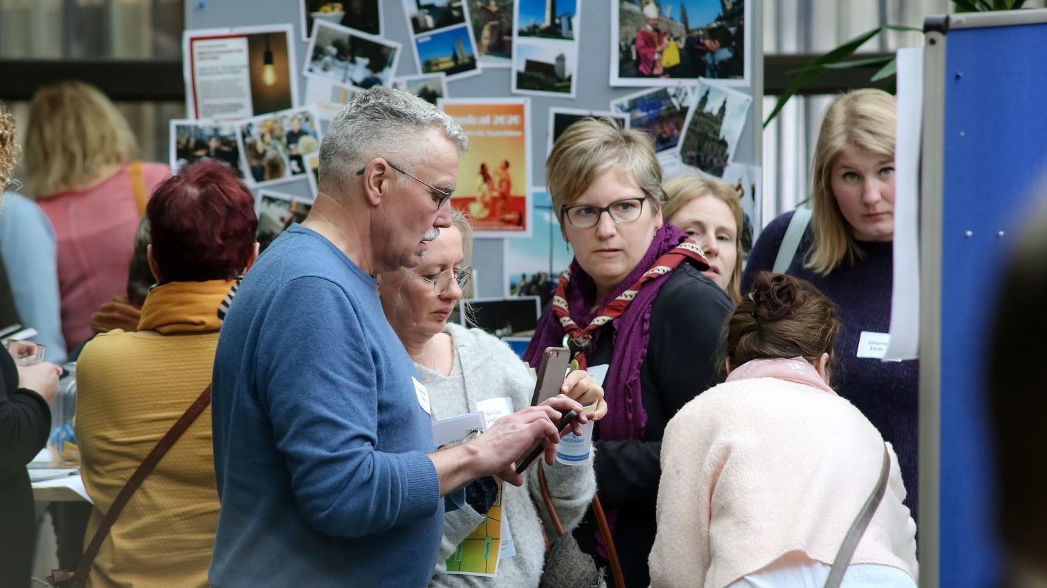 Stände am Marktplatz innovativer pastoraler Projekte / Fotos (© Carina Jirsch)