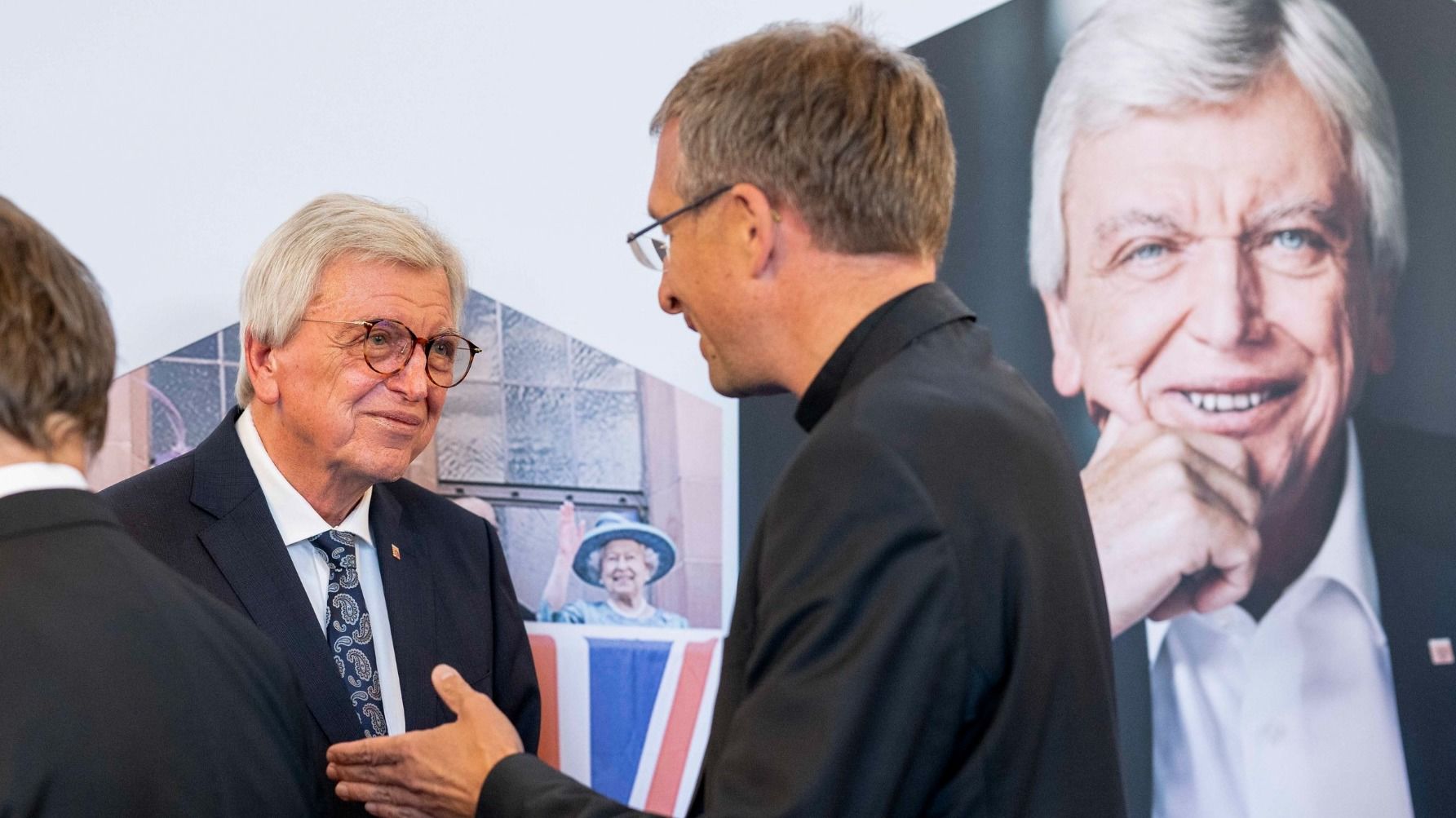 Bischof Dr. Michael Gerber (r.) dankte Volker Bouffier für sein vielfältiges Wirken zum Wohl der Menschen in unserem Land. Foto: Bistum Fulda / Hendrik Urbin 