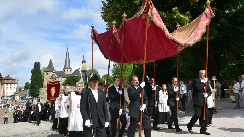 Fronleichnamsfest vor dem Fuldaer Dom  